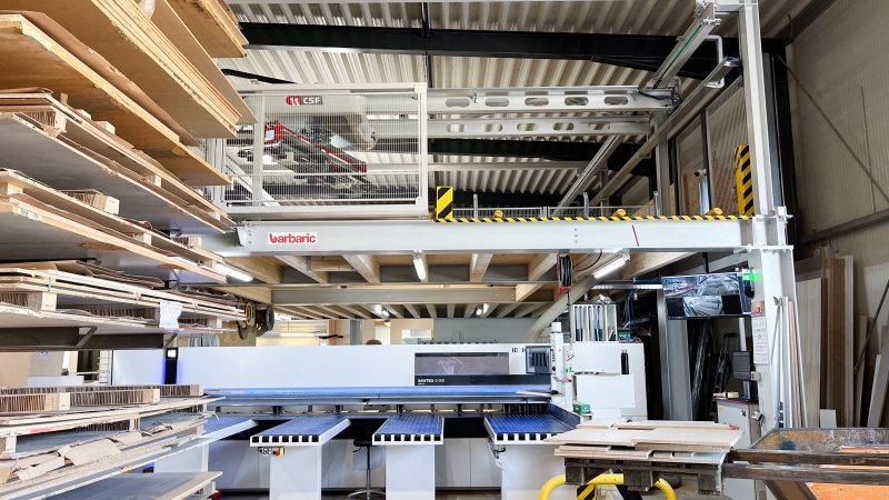 Mehr Nutzfläche ohne Neubau: Unter dem Lager entsteht Raum für Zuschnitt und nachgelagerte Prozesse.
