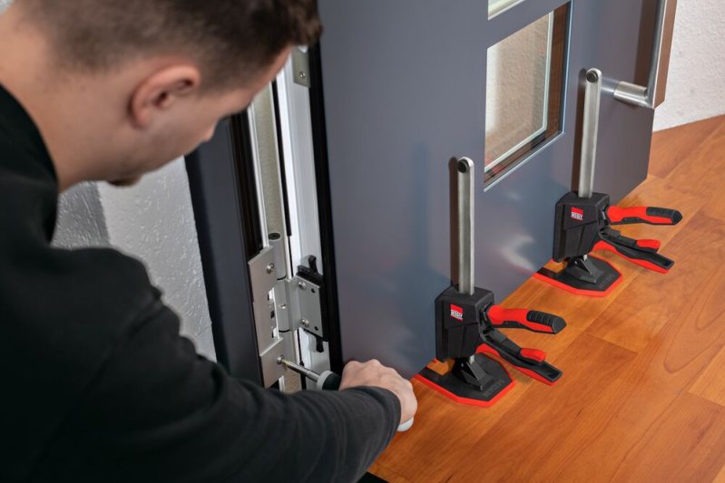 »Beyceps« macht Montagearbeiten so einfach, dass sie bequem und ohne großen Kraftaufwand von nur einer Person durchgeführt werden können – schnell, präzise und zuverlässig (Bild: Bessey).