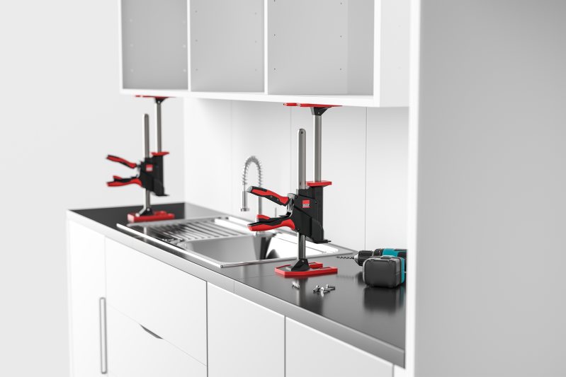 Das zweiteilige Kit »BEY-IK« ermöglicht eine schnelle, werkzeuglose Montage von Wandschränken, schwebenden Sideboards und Badezimmermöbeln (Bild: Bessey).