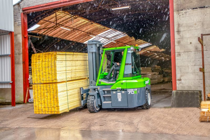Der elektrische Vierrad-Seitenstapler »Combi-FSE 8000« verfügt über eine Tragfähigkeit von acht Tonnen (Bild: Combilift).