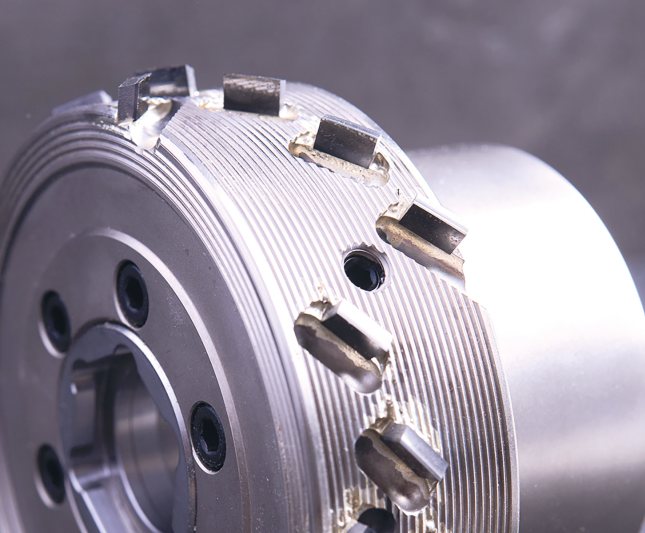 Nun kann es regeneriert werden. Das Bild zeigt ein regeneriertes Werkzeug, das mit neuen Diamantschneiden bereit ist für den Einsatz (Bild: Leuco).