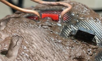 Das Bild a zeigt rot glühend eine neue Diamanttablette beim Einlöten in den vorhandenen Grundkörper. Rechts im Bild befindet sich ein bereits neu eingelöteter Zahn, links ein verbrauchter, noch auszulötender Zahn. Die braune Masse schützt den Grundkörper während der Regeneration vor Beschädigungen (Bild: Leuco).