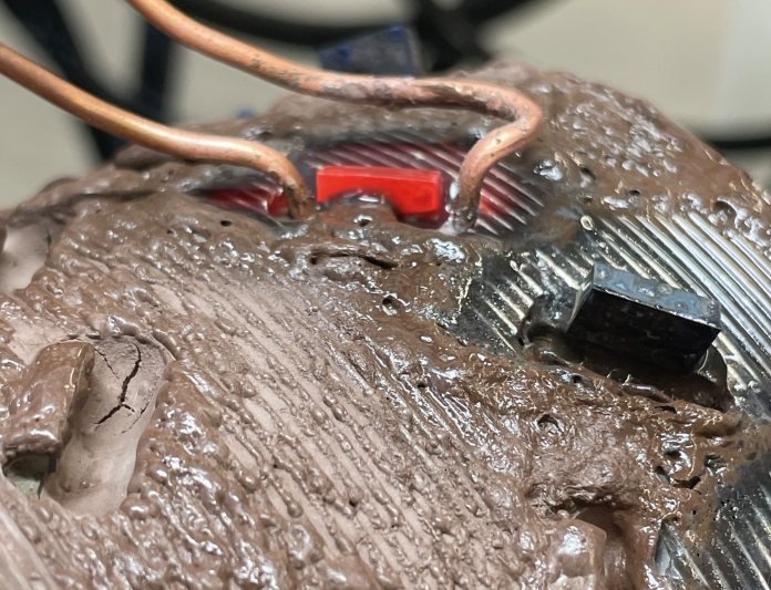 Das Bild a zeigt rot glühend eine neue Diamanttablette beim Einlöten in den vorhandenen Grundkörper. Rechts im Bild befindet sich ein bereits neu eingelöteter Zahn, links ein verbrauchter, noch auszulötender Zahn. Die braune Masse schützt den Grundkörper während der Regeneration vor Beschädigungen (Bild: Leuco).