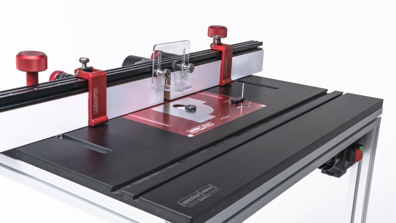 Die Frästisch-Komponenten von Harvey mit dem Topping aus Fräslift und Untergestell von sauter ergeben einen Frästisch für Handwerksbetriebe, die genau wissen, worauf es bei ihrer Werkstattausstattung und ihrem Werkzeug ankommt. (Bild: sauter).