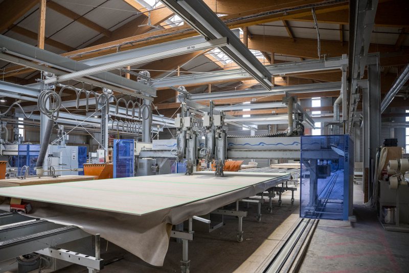 Laserprojektionssysteme unterstützen bei der Optimierung unterschiedlicher Prozesse, etwa bei fertig genagelten Wandplatten (Bild: SL-Laser).