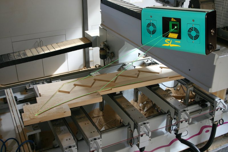 Zeichnungen, Konturen oder Umrisse, die mit CAD erstellt wurden, werden als grüne Laserlinien auf dem Rohling im Maßstab 1:1 dargestellt (Bild: SL-Laser).