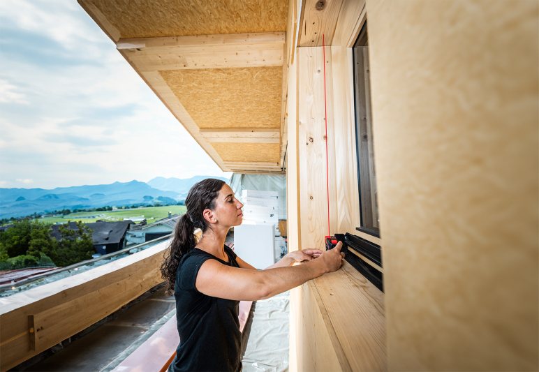 Der integrierte Laser-Entfernungsmesser berechnet auch Flächen, Volumen sowie indirekte Distanzen per Pythagoras-Funktion (Bild: Sola-Messwerkzeuge).
