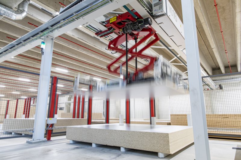 Mit einem automatisierten Plattenlager mit Zuschnittoptimierung sowie einem angebundenen, automatisierten Blechbearbeitungszentrum erzielt der Möbelhersteller Reiss mit »VlexPlus ERP« eine überdurchschnittlich hohe Effizienz seiner Wertschöpfungsprozesse (Bild: Reiss Büromöbel GmbH).