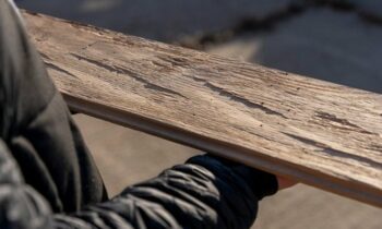 Beispiel für ein Wandpaneel aus Käfereiche, natur gehackt, mit kleinen Bohrspuren für rustikalen Charme (Bild: Lacker).