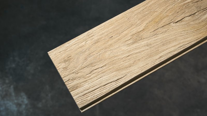 Holzdiele aus Käfereiche mit Nut- und Federverbindung (Bild: Lacker).