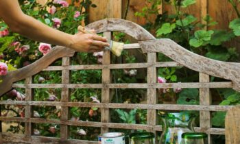 Auch Holz leidet unter intensiver Sonneneinstrahlung. Es trocknet aus, wird spröde und verfärbt sich (Bild: natural-farben.de).
