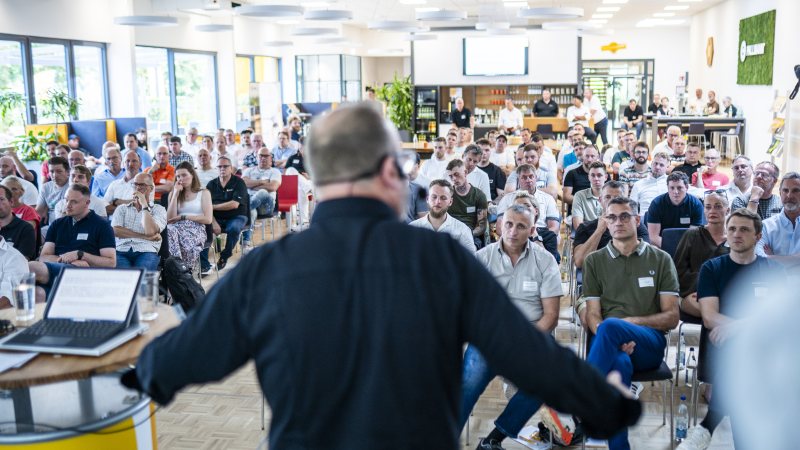 Teilnehmerinnen und Teilnehmer der Würzburger Holztage 2026 informierten sich in Vorträgen und Praxisbeiträgen über aktuelle Themen des Parkettlegerhandwerks (Bild: Pallmann).