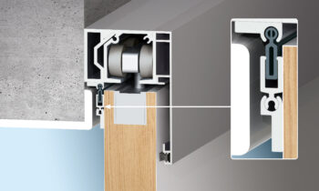 Das System besteht aus zwei Befestigungselementen und einem mittleren Schallschutzelement (Bild: Assa Abloy).