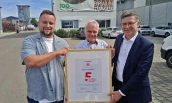 BDF-Geschäftsführer Georg Lange überreichte Winfried Braun und Daniel Braun eine Urkunde für die fünfjährige Verbandsmitgliedschaft (Bild: BDF/Holzbau Braun).