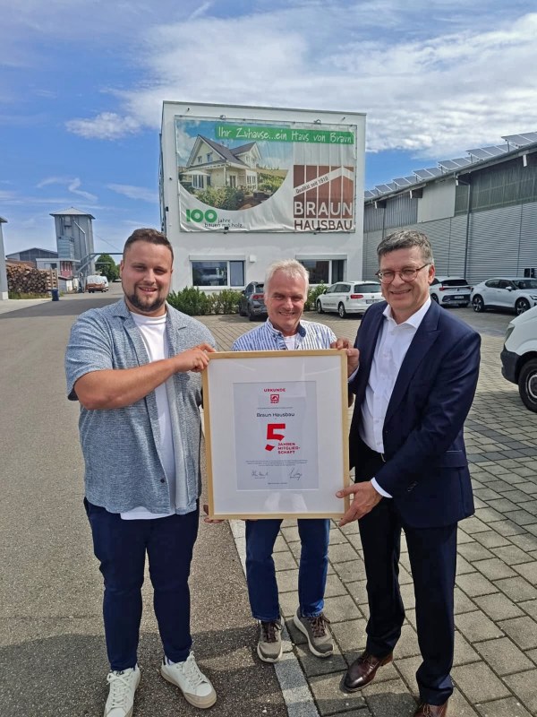 BDF-Geschäftsführer Georg Lange überreichte Winfried Braun und Daniel Braun eine Urkunde für die fünfjährige Verbandsmitgliedschaft (Bild: BDF/Holzbau Braun).