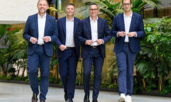 Die Egger-Gruppenleitung (v. l.): Frank Bölling, Hannes Mitterweissacher, Thomas Leissing, Michael Egger (Bild: Egger).