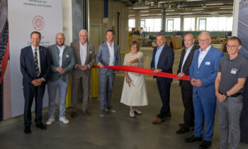V. l.: Staatssekretär Thomas Dörflinger, Landtagsabgeordneter Carl Christian Hirsch, Landrat Helmut Riegger, Häfele-CEO Gregor Riekena, Sibylle Thierer (Vorsitzende des Häfele-Verwaltungsrats), Boris Katic (Geschäftsführender Direktor für die Supply Chain), Michael Distl (Geschäftsführender Direktor Finanzen, Personal, Recht, Facility Management, IT), Nagolds Oberbürgermeister Jürgen Großmann und Logistikleiter Matthias Wehle bei der offiziellen Eröffnung des Logisitkzentrums (Bild: Kuhn).