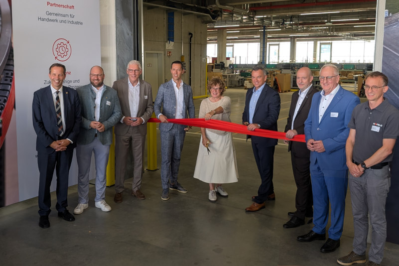 V. l.: Staatssekretär Thomas Dörflinger, Landtagsabgeordneter Carl Christian Hirsch, Landrat Helmut Riegger, Häfele-CEO Gregor Riekena, Sibylle Thierer (Vorsitzende des Häfele-Verwaltungsrats), Boris Katic (Geschäftsführender Direktor für die Supply Chain), Michael Distl (Geschäftsführender Direktor Finanzen, Personal, Recht, Facility Management, IT), Nagolds Oberbürgermeister Jürgen Großmann und Logistikleiter Matthias Wehle bei der offiziellen Eröffnung des Logisitkzentrums (Bild: Kuhn).