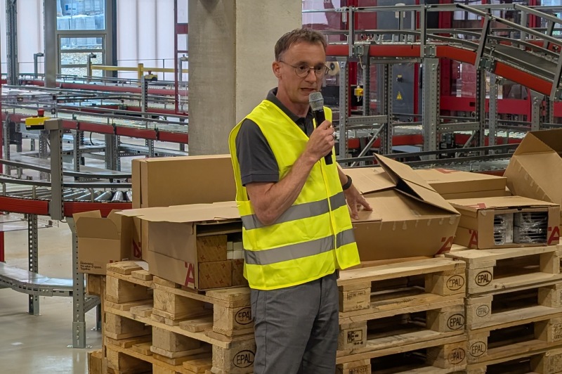 Logistikleiter Matthias Wehle zeigt, wie heute 20 Prozent Volumen eingespart werden (Bild: Kuhn).