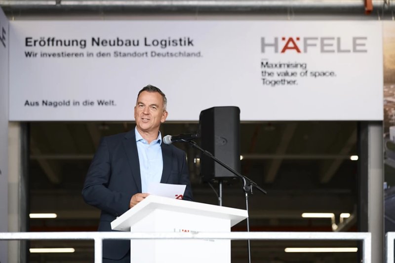 »Wir eröffnen heute weit mehr als eine Logistikerweiterung – wir beginnen ein neues Kapitel für Häfele und für die Region.« Mit diesen Worten begrüßte Boris Katic, Mitglied der Geschäftsleitung und verantwortlich für die Logistik bei Häfele, die Gäste des Eröffnungsevents (Bild: Häfele).