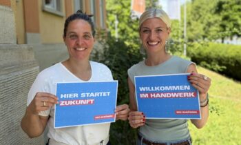 So kann das Foto aussehen: Julia Kipping (li.) und Jana Seifried freuen sich auf zahlreiche Einsendungen aus den Ausbildungsbetrieben zum Tag des Handwerks (Bild: Anja d’Oleire-Oltmanns).