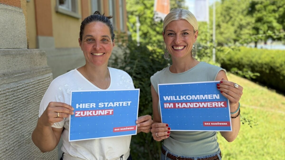 So kann das Foto aussehen: Julia Kipping (li.) und Jana Seifried freuen sich auf zahlreiche Einsendungen aus den Ausbildungsbetrieben zum Tag des Handwerks (Bild: Anja d’Oleire-Oltmanns).