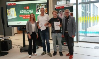 V. l. Vanessa Boschke, Koordinierungsstelle Schule-Beruf, Jörg Pohlmann, Personalleitung Plantag, Ole Dickewied, Auszubildender zum Lacklaboranten bei Plantag, und Meinolf Haase, Landrat des Kreises Lippe (Bild: Plantag)