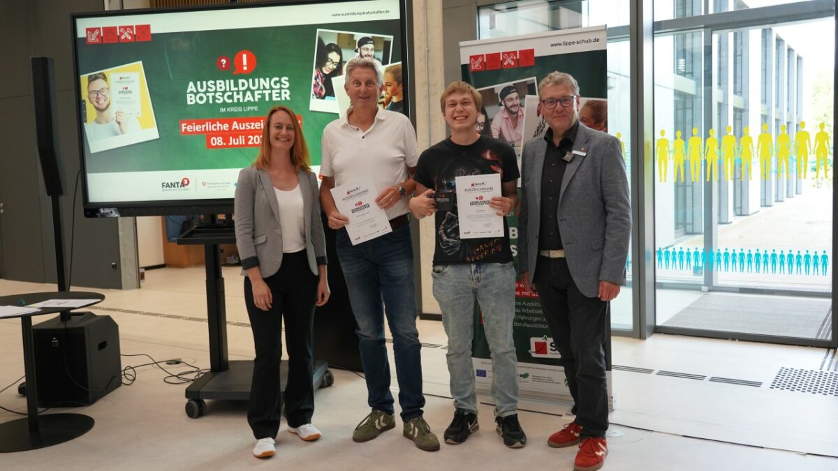 V. l. Vanessa Boschke, Koordinierungsstelle Schule-Beruf, Jörg Pohlmann, Personalleitung Plantag, Ole Dickewied, Auszubildender zum Lacklaboranten bei Plantag, und Meinolf Haase, Landrat des Kreises Lippe (Bild: Plantag)