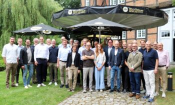 Gruppenbild vom Sommerfest (Bild: Möbelmeile).