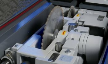 Der massive Aggregatblock der Plattenaufteilsäge minimiert Vibrationen (Bild: Hans Koch).
