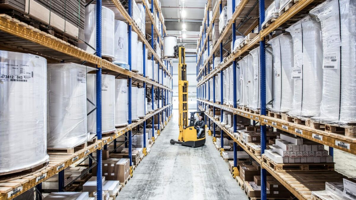 Im Warendienstleistungszentrum Siebenlehn werden für Felix Schoeller auf 15.423 m² ca. 17.000 Paletten gelagert (Foto: Nosta)