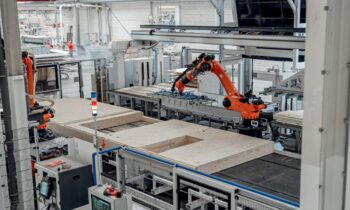 Die Bauteile für ein Fertighaus werden industriell im Werk vorgefertigt und dann in kurzer Zeit auf dem Baugrundstück montiert (Bild: BDF/WeberHaus).