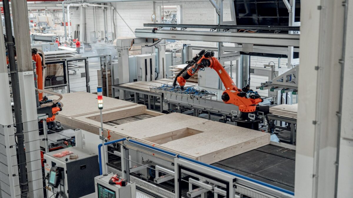 Die Bauteile für ein Fertighaus werden industriell im Werk vorgefertigt und dann in kurzer Zeit auf dem Baugrundstück montiert (Bild: BDF/WeberHaus).