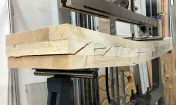 Beispiel für eine 4-Punkt-Biegeprüfungen für den Rollschubnachweis (Bild: Fraunhofer WKI/Werner Bürger).
