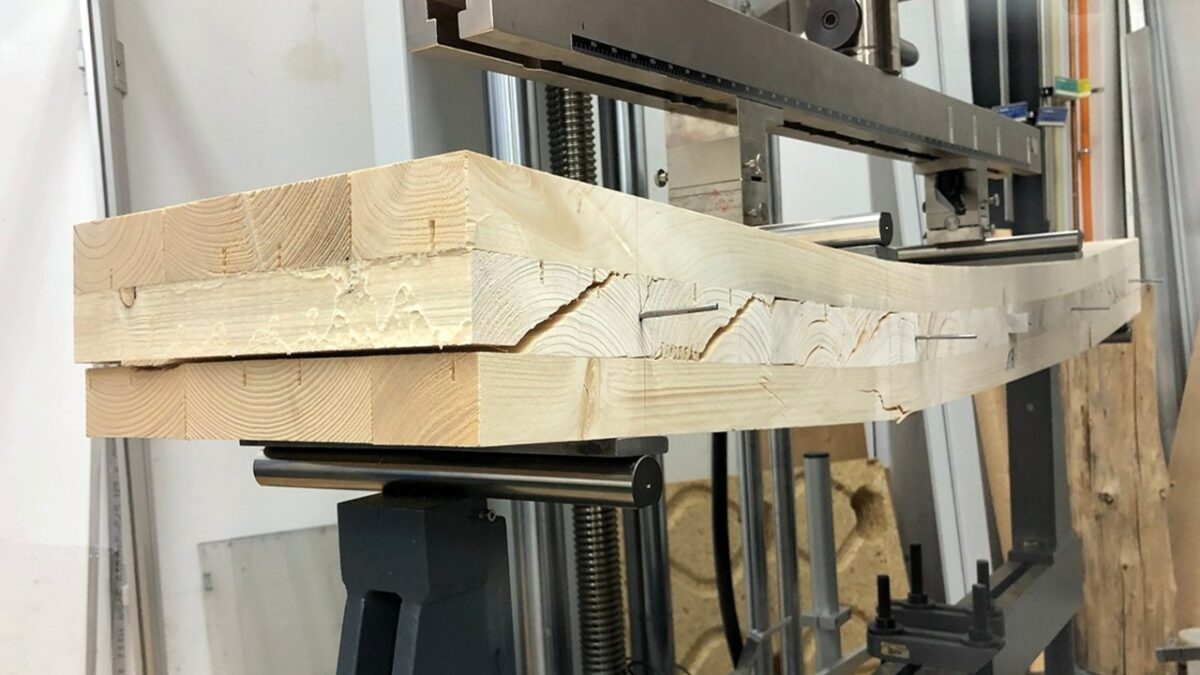 Beispiel für eine 4-Punkt-Biegeprüfungen für den Rollschubnachweis (Bild: Fraunhofer WKI/Werner Bürger).