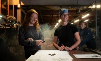 Bianca Fattler (re.) hat die Kunstschmiede von ihrem Vater übernommen. Damit ist sie Vorbild für andere, denn bei ihr bewerben sich auch Mädchen für Praktika oder Ausbildung (Bild: Kunstschmiede B&J Fattler).
