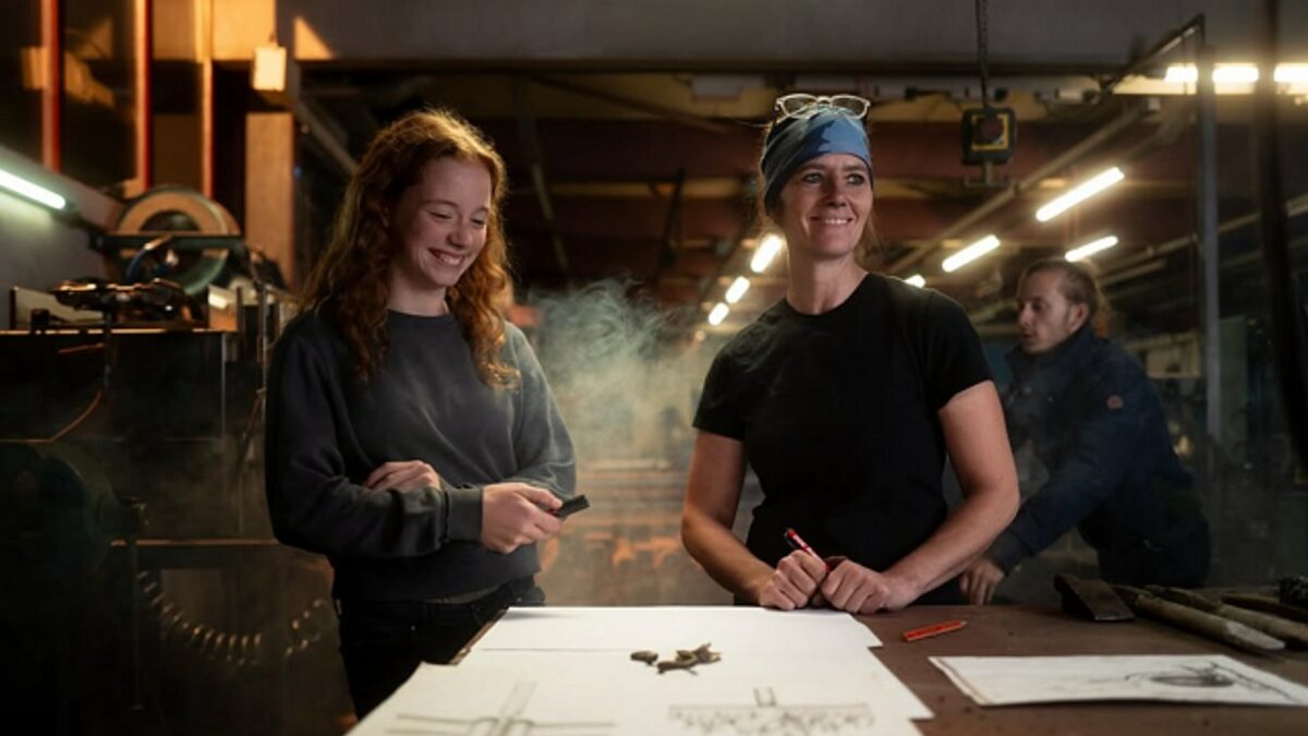 Bianca Fattler (re.) hat die Kunstschmiede von ihrem Vater übernommen. Damit ist sie Vorbild für andere, denn bei ihr bewerben sich auch Mädchen für Praktika oder Ausbildung (Bild: Kunstschmiede B&J Fattler).