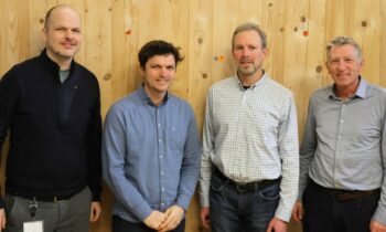 Forschen zum Thema Schallschutz im Holzbau (v. l.): Simon Mecking, Prof. Dr. Fabian Schöpfer, Dr. Jeffery Mahn und Prof. Dr. Ulrich Schanda (Bild: Julia Hinterseer).