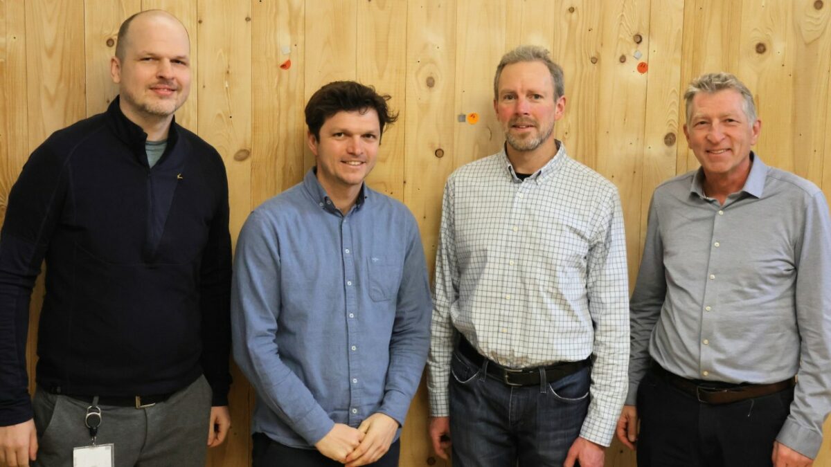 Forschen zum Thema Schallschutz im Holzbau (v. l.): Simon Mecking, Prof. Dr. Fabian Schöpfer, Dr. Jeffery Mahn und Prof. Dr. Ulrich Schanda (Bild: Julia Hinterseer).
