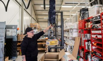 Der Schlauchheber unterstützt das Personal bei der Handhabung schwerer Sackware und reduziert damit die körperliche Belastung im Arbeitsalltag (Bild: Timmer).