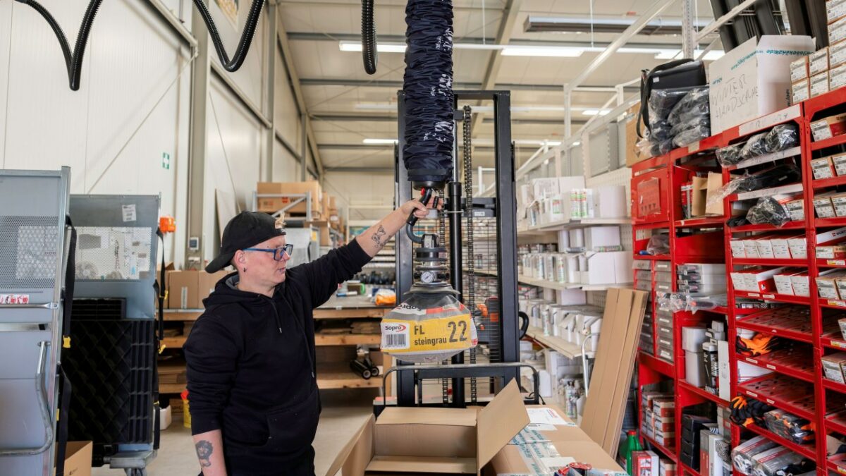 Der Schlauchheber unterstützt das Personal bei der Handhabung schwerer Sackware und reduziert damit die körperliche Belastung im Arbeitsalltag (Bild: Timmer).