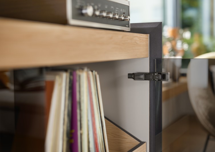 Die Scharniere in Onyxschwarz setzen auch auf hellen Oberflächen oder in Kombination mit Glas interessante Kontraste (Bild: Blum).