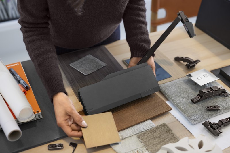Dunkle Beschläge lassen sich mit unterschiedlichen Korpusmaterialien kombinieren (Bild: Blum).