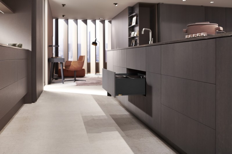 Die Farbe Carbonschwarz matt bringt klassische Eleganz in die Küche (Bild: Blum).