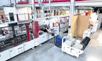 Präzise Kantenverklebung im Durchlauf: Der Verleimbereich der gewährleistet eine durchgängige industrielle Kantenbearbeitung im Produktionsprozess (Bild: IMA Schelling).