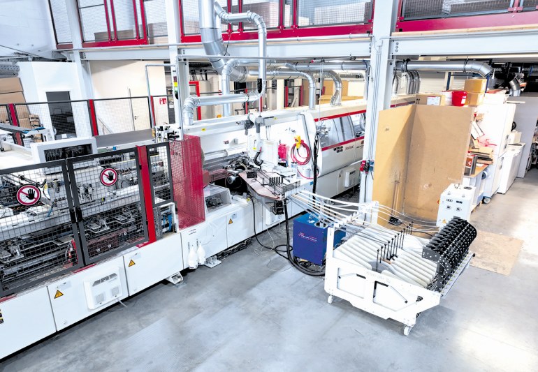 Präzise Kantenverklebung im Durchlauf: Der Verleimbereich der gewährleistet eine durchgängige industrielle Kantenbearbeitung im Produktionsprozess (Bild: IMA Schelling).