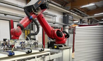 Dank des neuen Flächengreifsystems steigerte Türenhersteller Prüm seine Fertigungsleistung um 20 % (Bild: J. Schmalz GmbH).