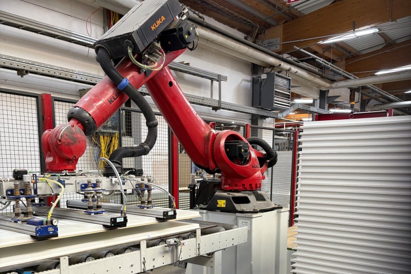 Dank des neuen Flächengreifsystems steigerte Türenhersteller Prüm seine Fertigungsleistung um 20 % (Bild: J. Schmalz GmbH).
