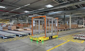 Das fahrerlose Transportsystem befördert Türstapelrohlinge mit bis zu 3000 kg zwischen den Produktionshallen (Bild: Schörghuber).
