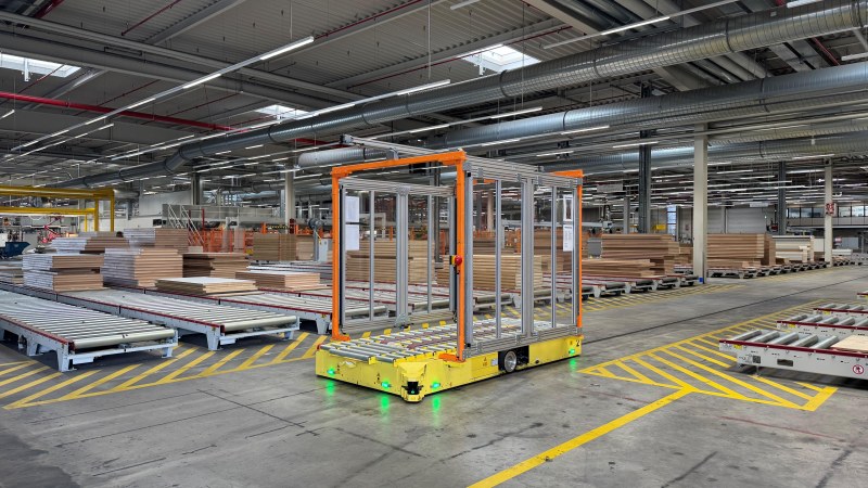 Das fahrerlose Transportsystem befördert Türstapelrohlinge mit bis zu 3000 kg zwischen den Produktionshallen (Bild: Schörghuber).